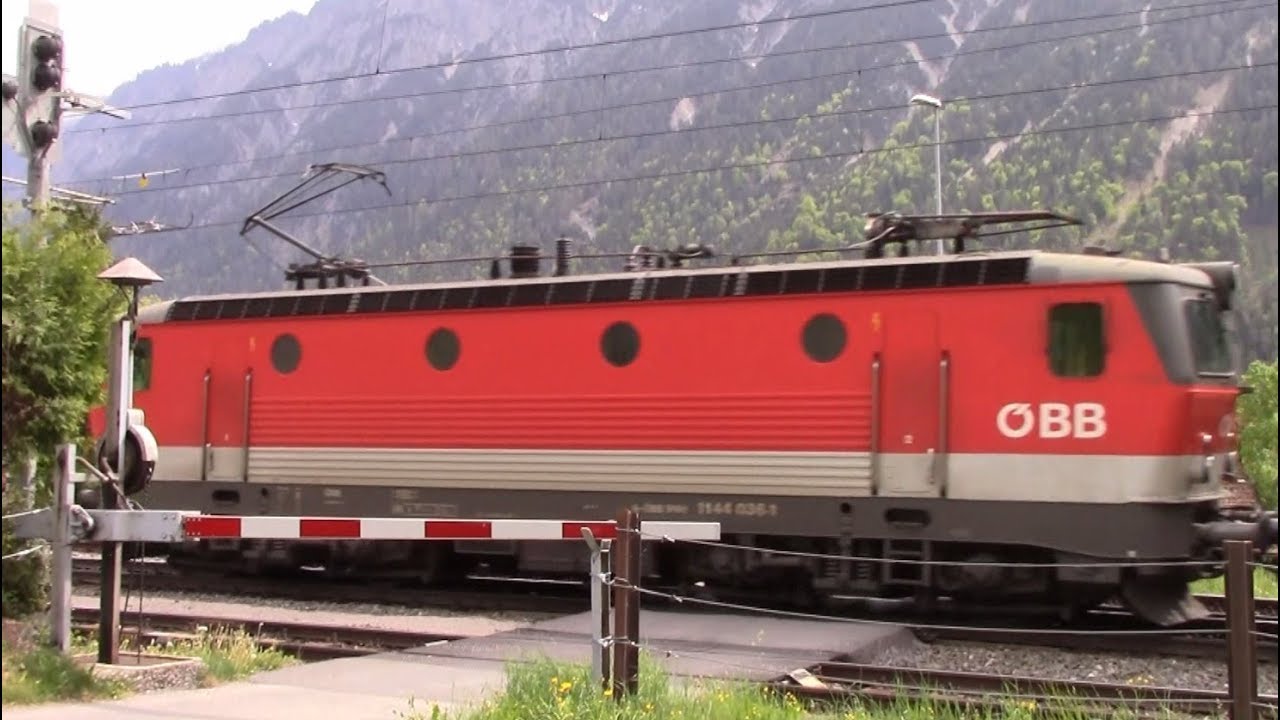 Spoorwegovergang Braz in Oostenrijk met Railjet en Cargo / Bahnübergang österreich