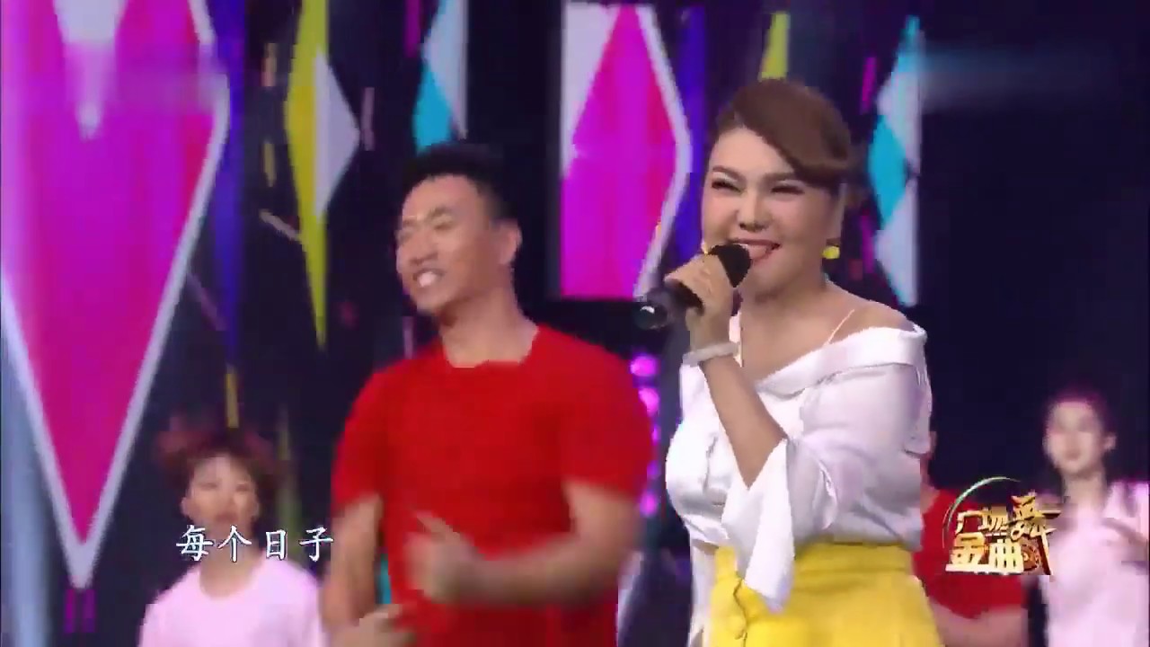 乌兰图雅一曲《为爱歌唱》，现场表演广场舞神曲，太美了