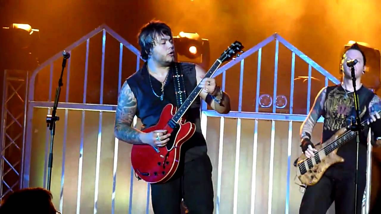 Hinder Live 