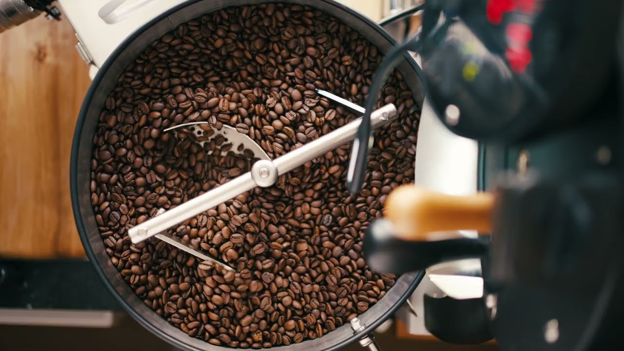 Aillio Bullet R1 coffee roaster working with Café Naturêve cooling tray