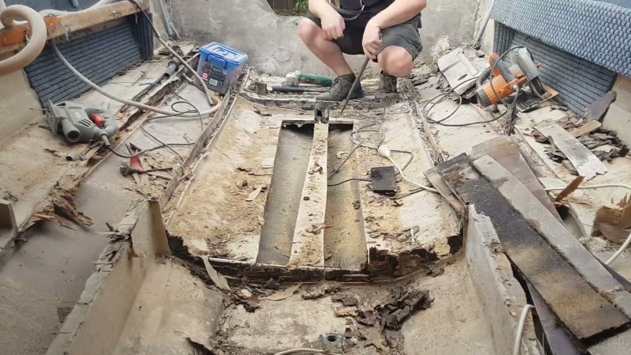 Yalta Craft Half Cabin To Centre Console, Cabin Seat's and Stringer Removal