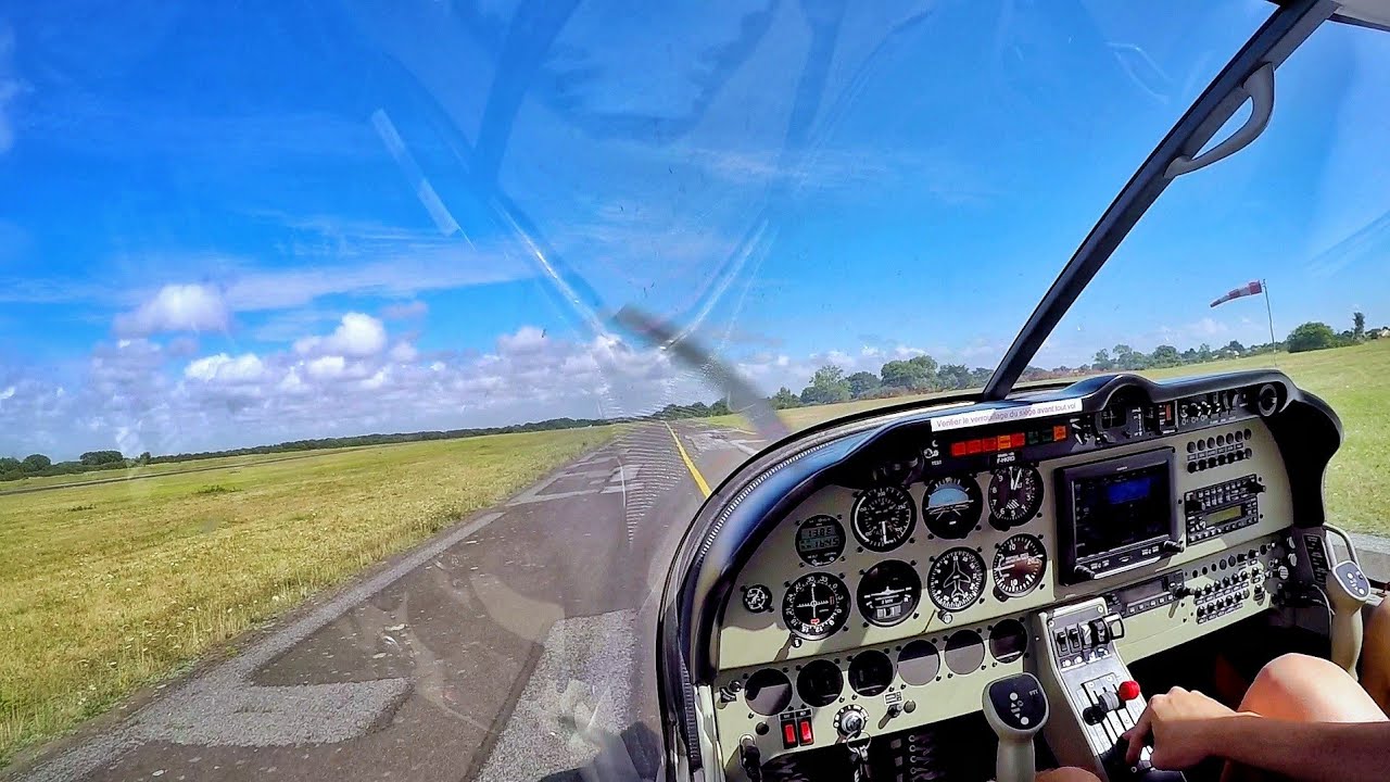Takeoff La Baule-Escoublac (LFRE) - Robin DR401