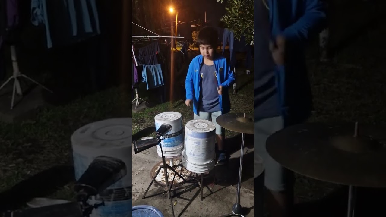 sobra talento el pibe de los timbales qu&eacute; la rompe con baldes