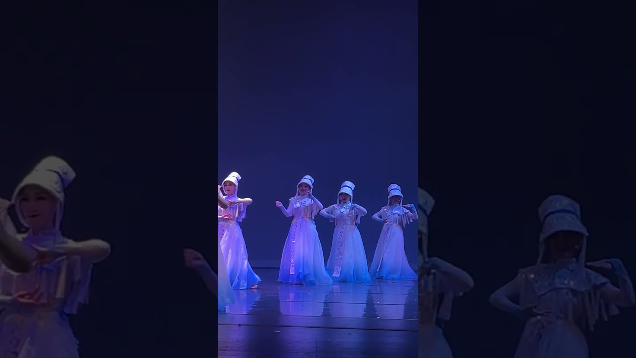 “Clouds of Qiang Grace”Huā’er Dance Studio  · Xingyao Arts Troupe中文：《羌舞云端——花儿舞蹈工作室·星耀艺术团》