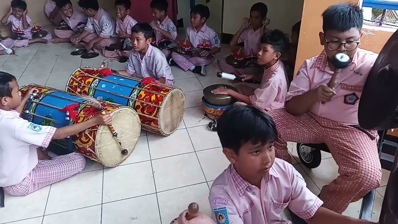 Latihan gendang beleq fase b sdn 2 cakra negara