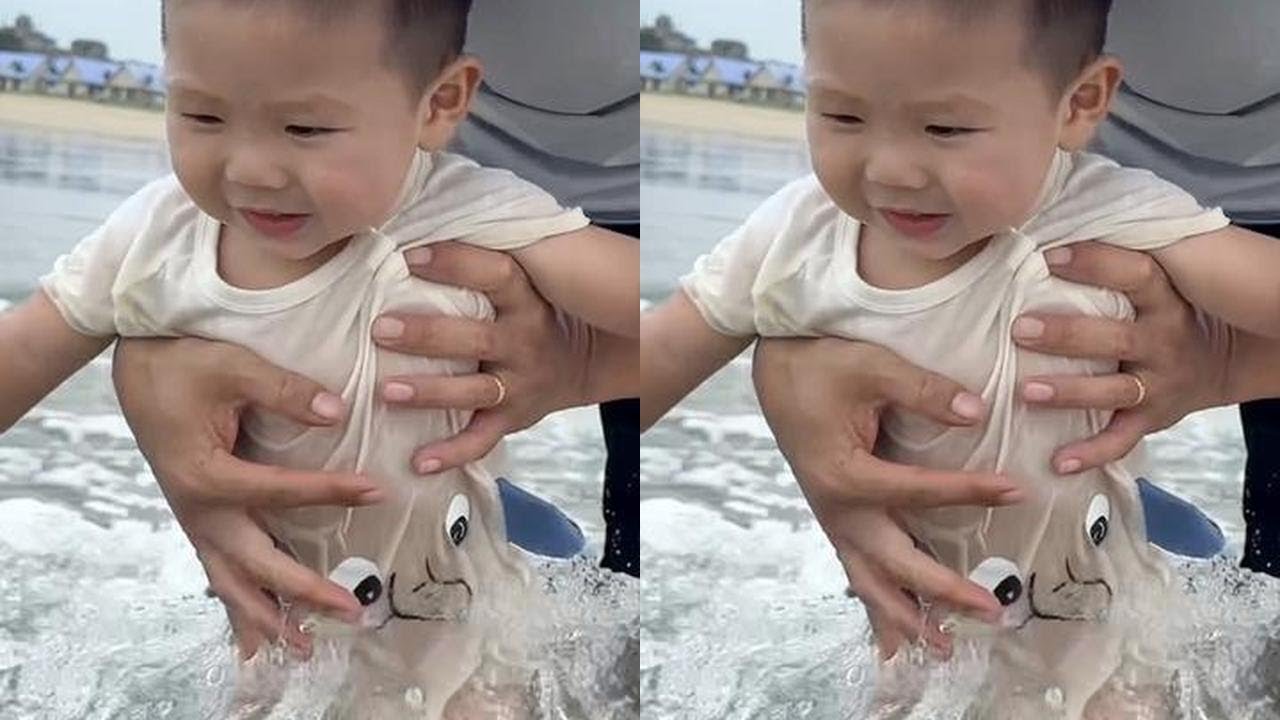 宝宝第一次下海，不害怕还一直往大浪里冲，最后要妈妈强行抱回去#亲子旅行 #海边旅行 #玩水 #海边度假