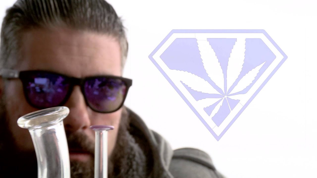 Dabbing des Saphire Oil Rigs von Kick-It Bongs