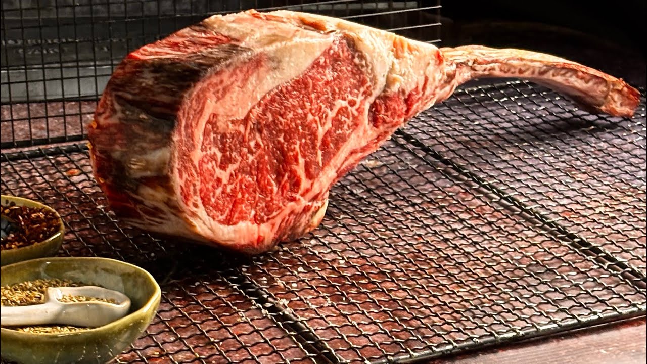Wagyu Tomahawk dry-aged 30 days: smooth slicing, boosted flavor, tender texture, 