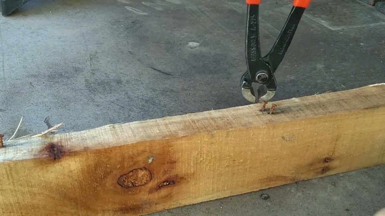 Desclavar con barreta, martillo o tenaza?