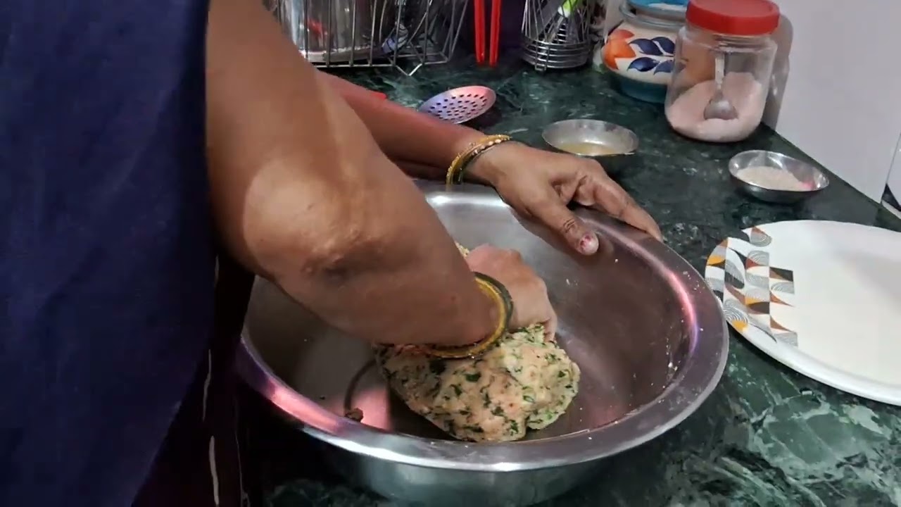 Methi aur gehun k aate se banaye namakpaare