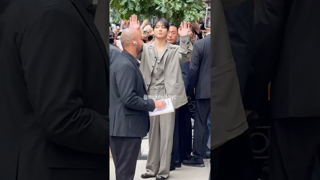 Jungkook greeted like royalty by BTS ARMY at Calvin Klein ❤️‍🔥