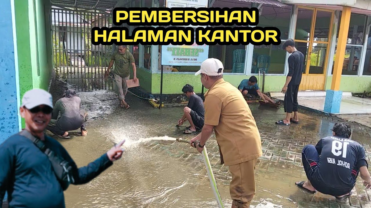 Pembersihan Halaman Kantor Pasca Banjir