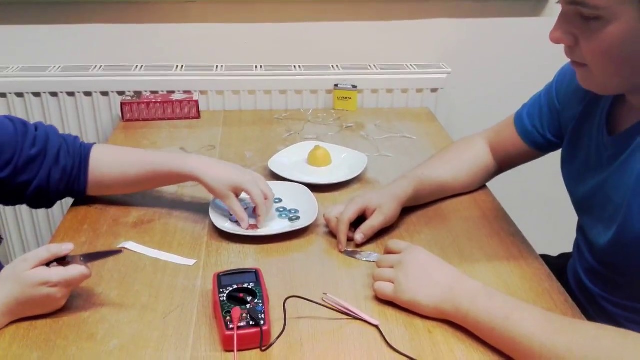 Stefan, Jeremiah und Lukas bauen eine Zitronenbatterie