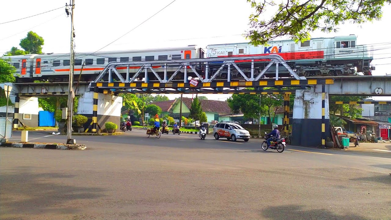 KOMPILASI KERETA API MELINTAS DI JEMBATAN BUK GLUDUK BANGUNAN BERSEJARAH ZAMAN BELANDA