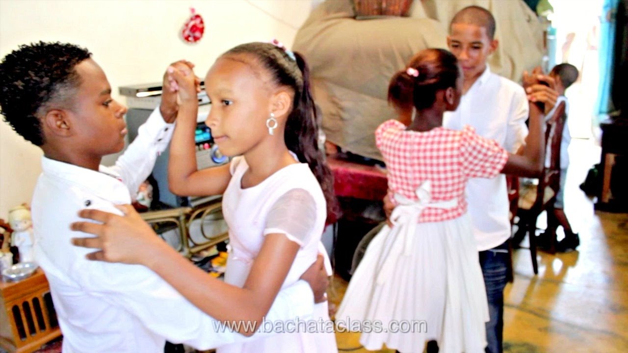 Niños Bailando Son en La República Dominicana