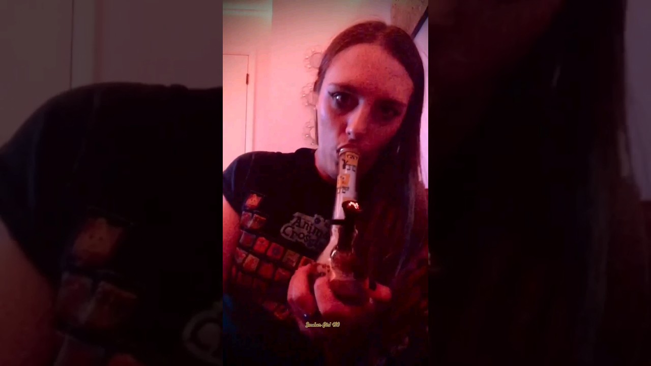 Girl Smoke Bong // Girl Smoke Weed // Smoker Girl 420