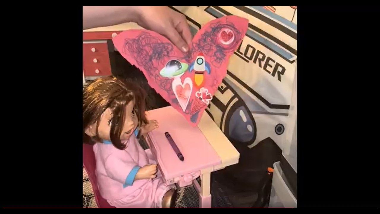 Кукла Baby Alive Ирадесса делает валентинку для своей лучшей подруги в детском саду Baby Doll Pre...