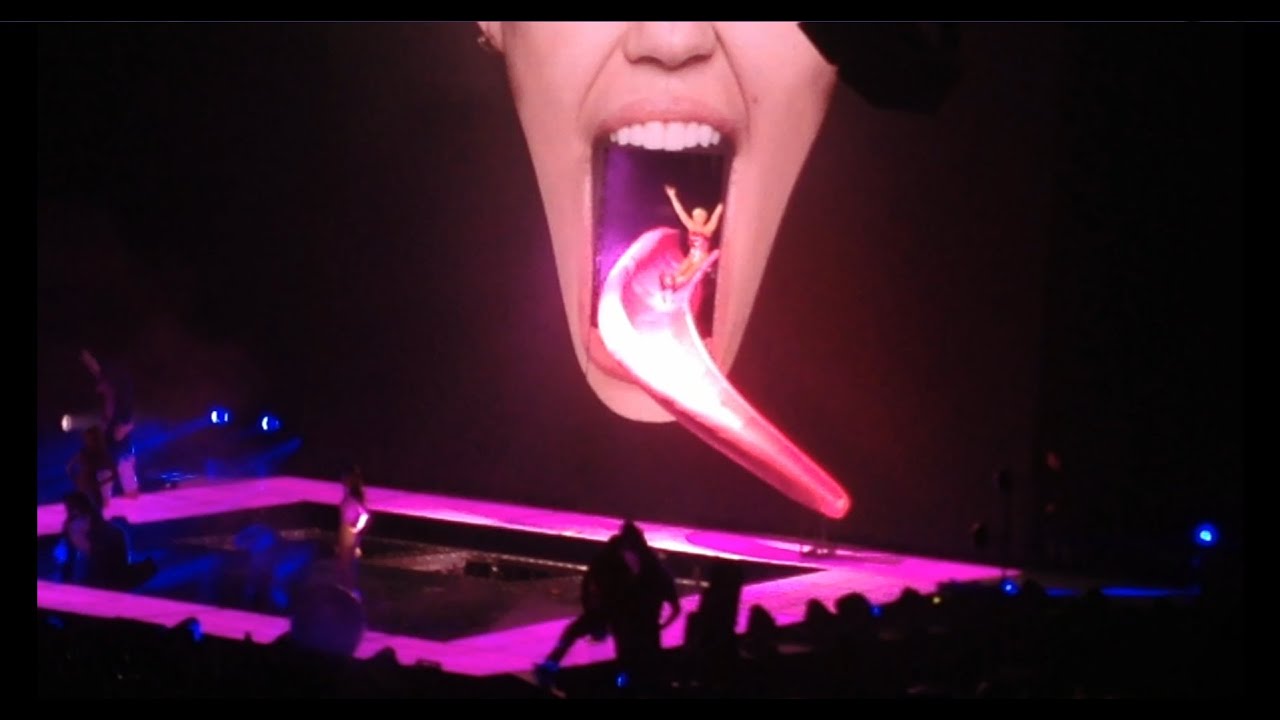 Miley Cyrus Bangerz Tour Opening & Intro at the London O2 Arena (6 May 2014)