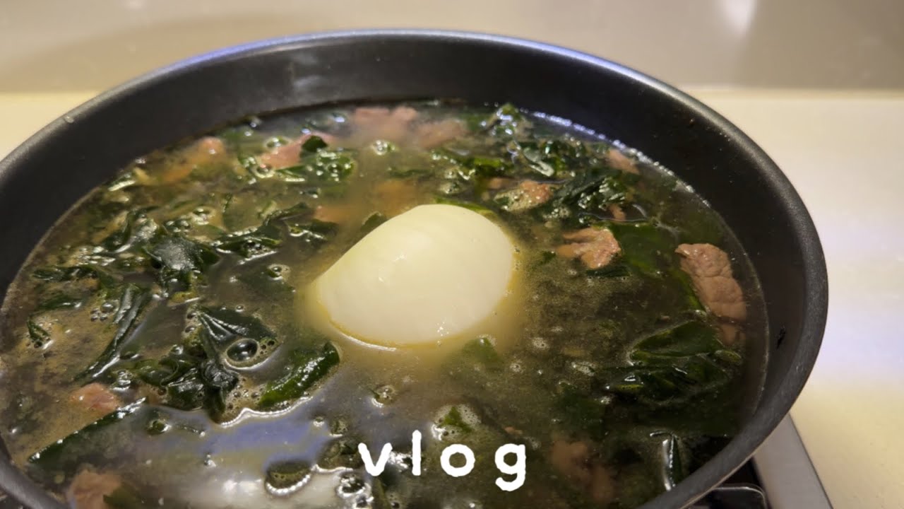 vlog|퇴근후 남편이랑 같이 저녁먹는 꿀꿀(🐽)한 일상|월급들어오기전 강제 냉털해먹기 |매콤계란밥,에그드랍,뿜치킨,십원빵,소고기파티,형부떡볶이,콩나물덮밥,미역국,비빔밥