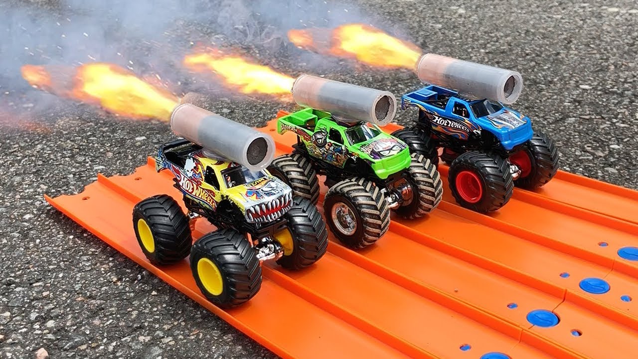HOT WHEELS MONSTER TRUCKS ROCKET POWERED RACE !!