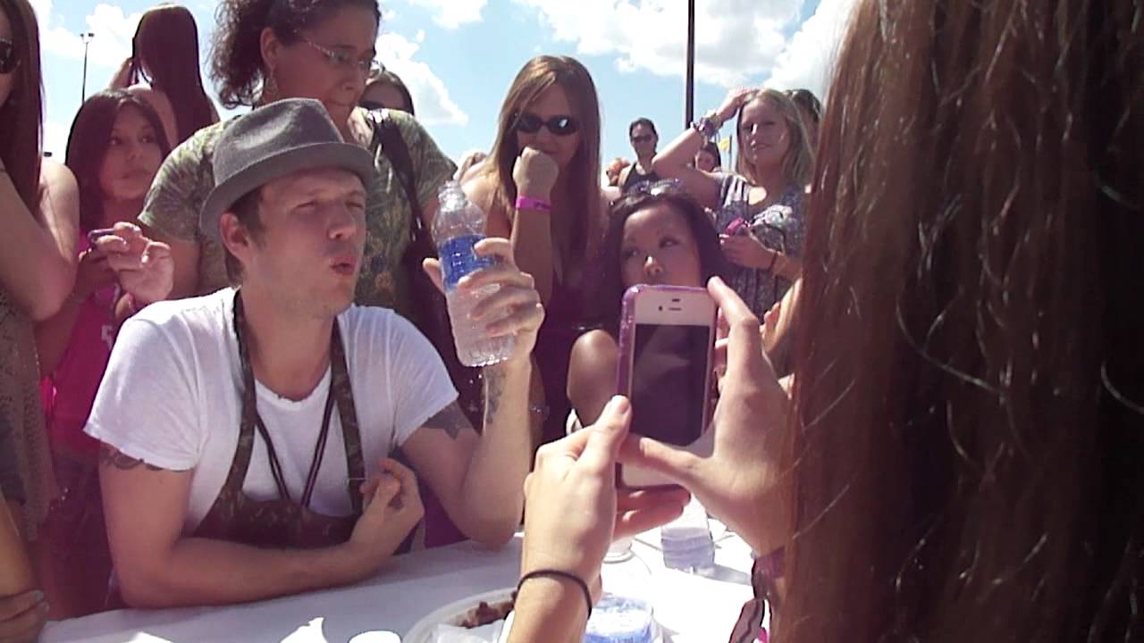 Nick Carter talking to our table at the BSBBQ