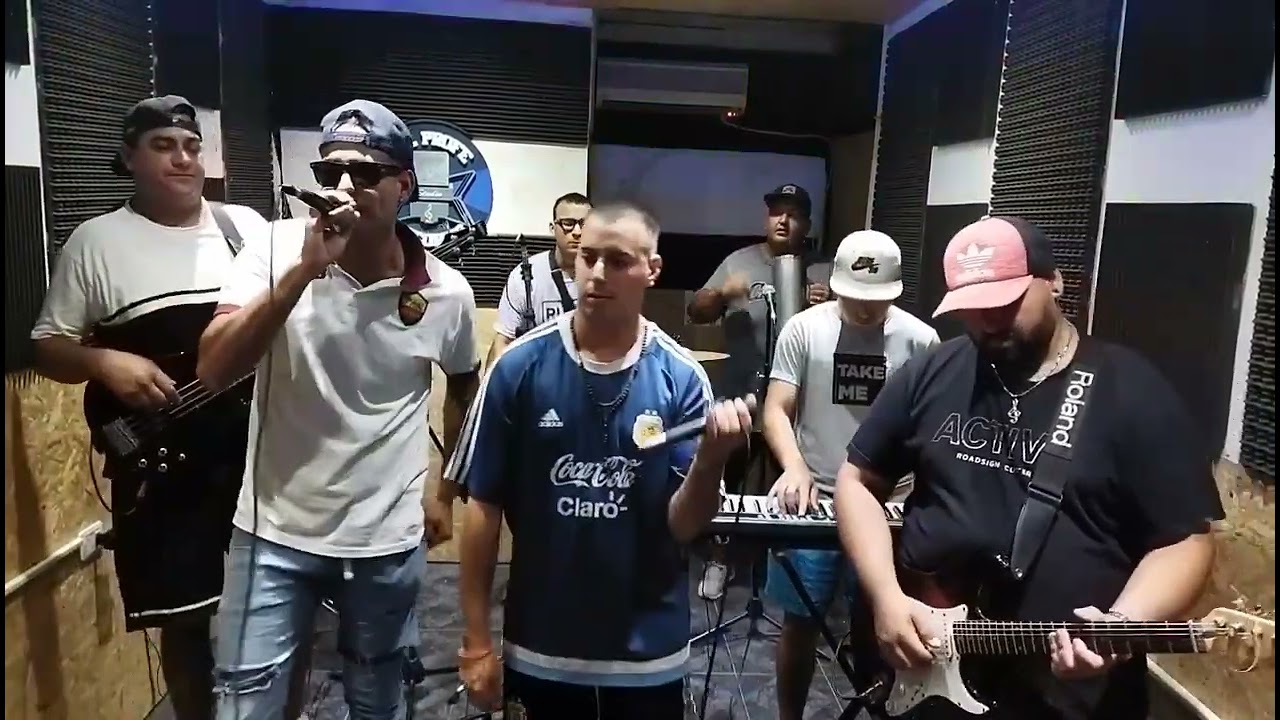 Mc caco(zeke) ft Del Toke Cumbia en vivo / krippy  - bajo cumbiero - fanatica