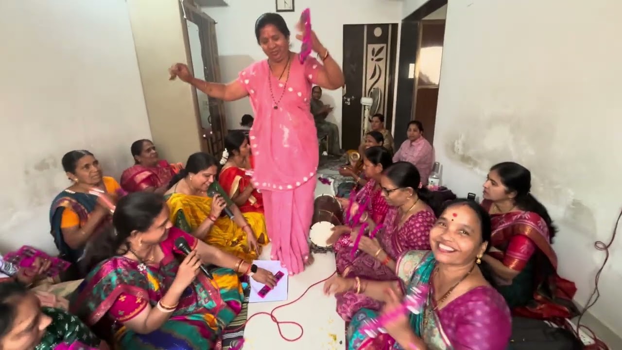 લખેલું છે 🌷દક્ષાબેન નવું  ભજન લાવ્યા 🌷મુંડો ની માળા પહેરી ભોલે……