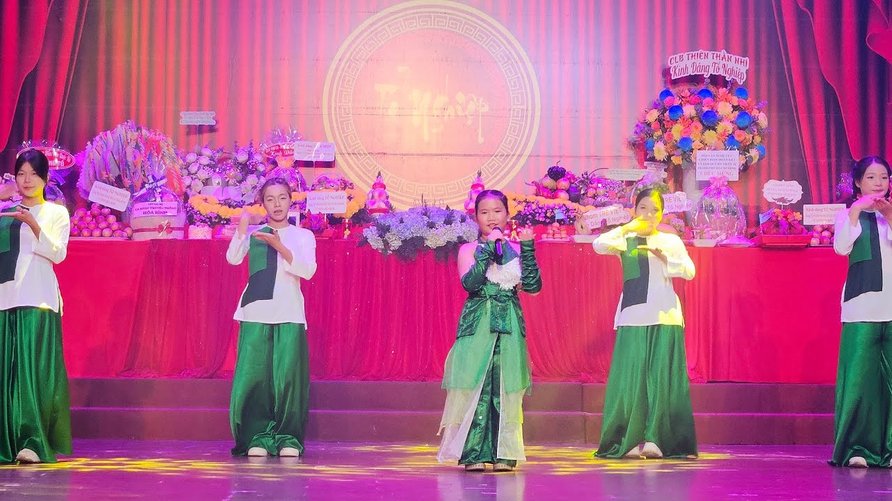 GaBi Bảo Uyên diễn live 