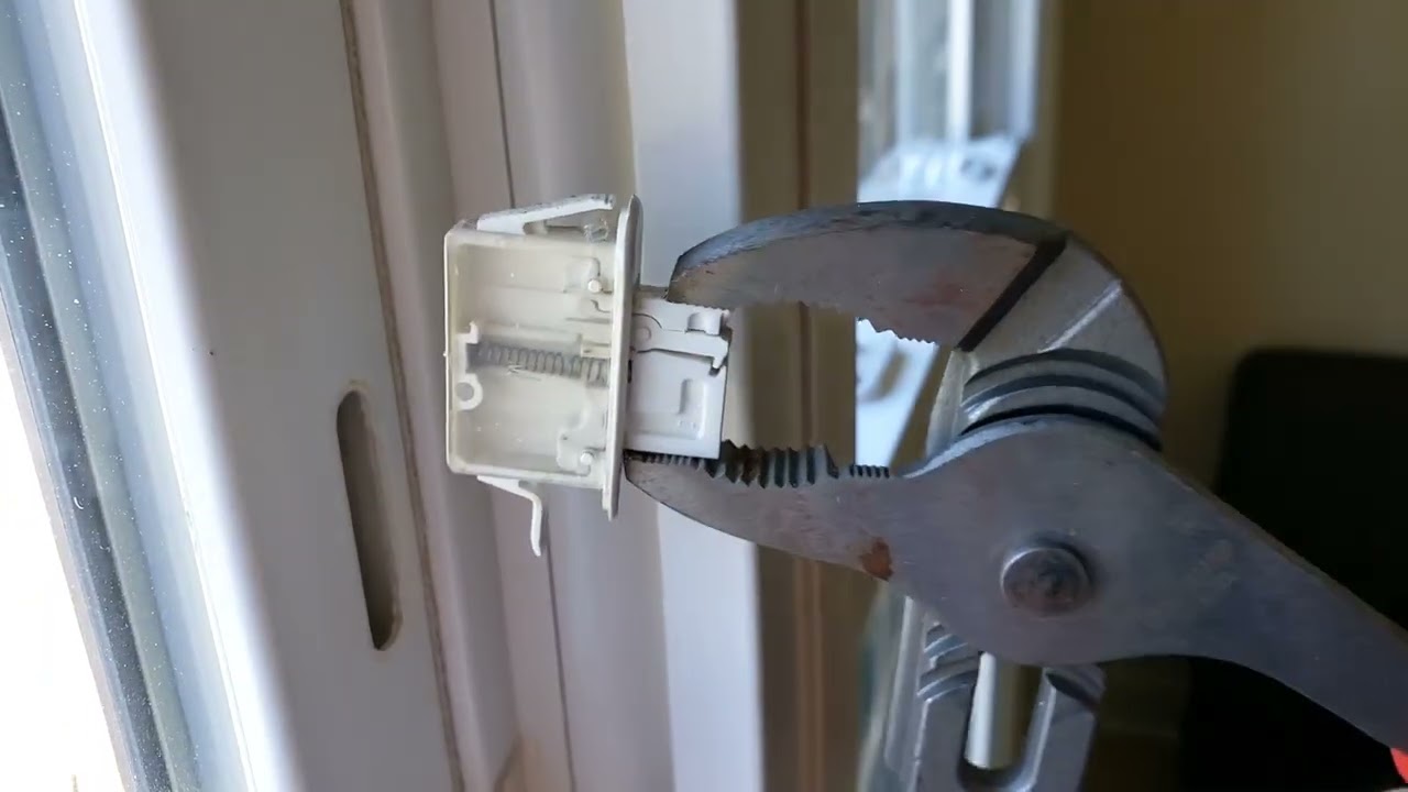 Как заменить защелку оконного вентиляционного отверстия марки Swisco на стеклопакете