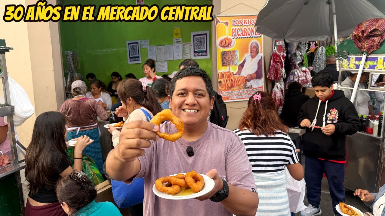¡COLAS por PICARONES a 4 SOLES! 🔥 30 AÑOS sin parar de FREÍR en el Mercado Central 🤯