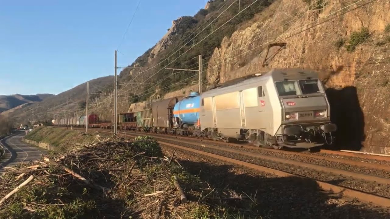 BB 26181 Fret SNCF avec un long train de fret 75087 Sibelin - Miramas sur la rive gauche 24/03/21