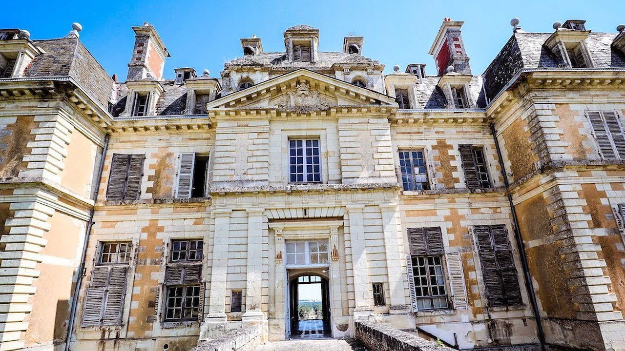 Tour of the Château before the restoration begins!