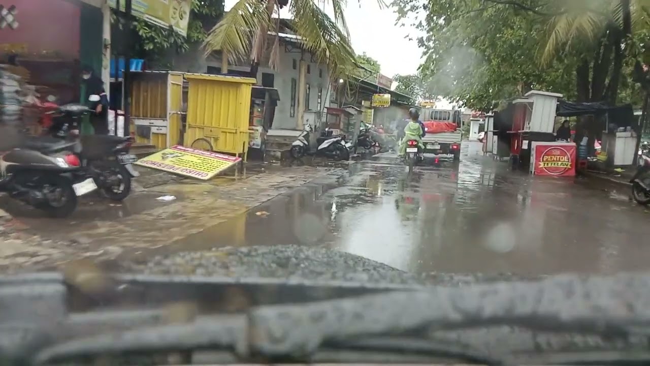 Mendekati badai malah salah arah di akhir video hujan berhenti