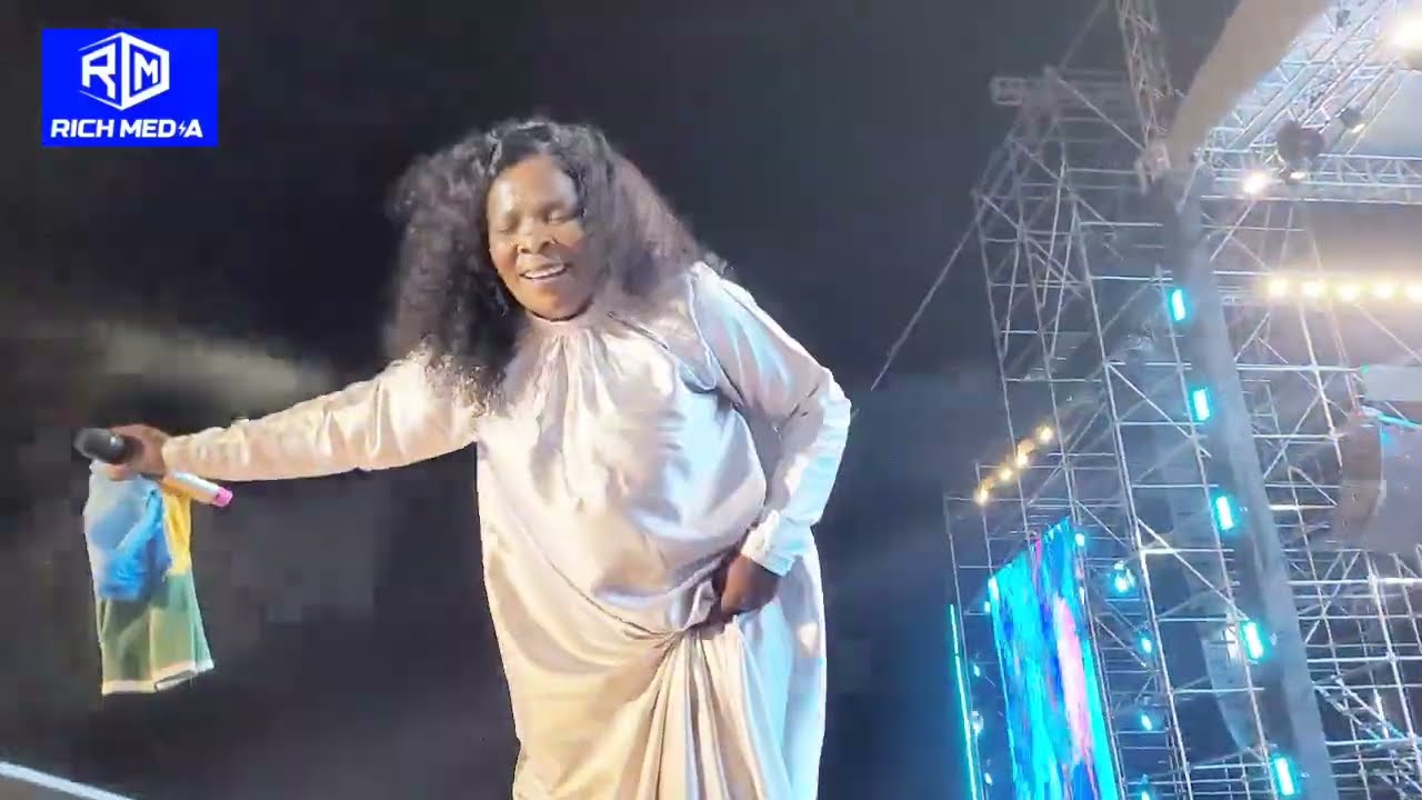 ROSE MUHANDO ALIVYOANGUKA JUKWAANI AKIIMBIA NYIMBO 