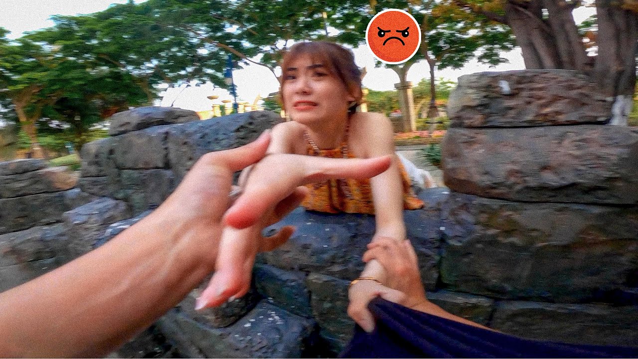ESCAPING ANGRY GIRLS (Epic Parkour Chase)