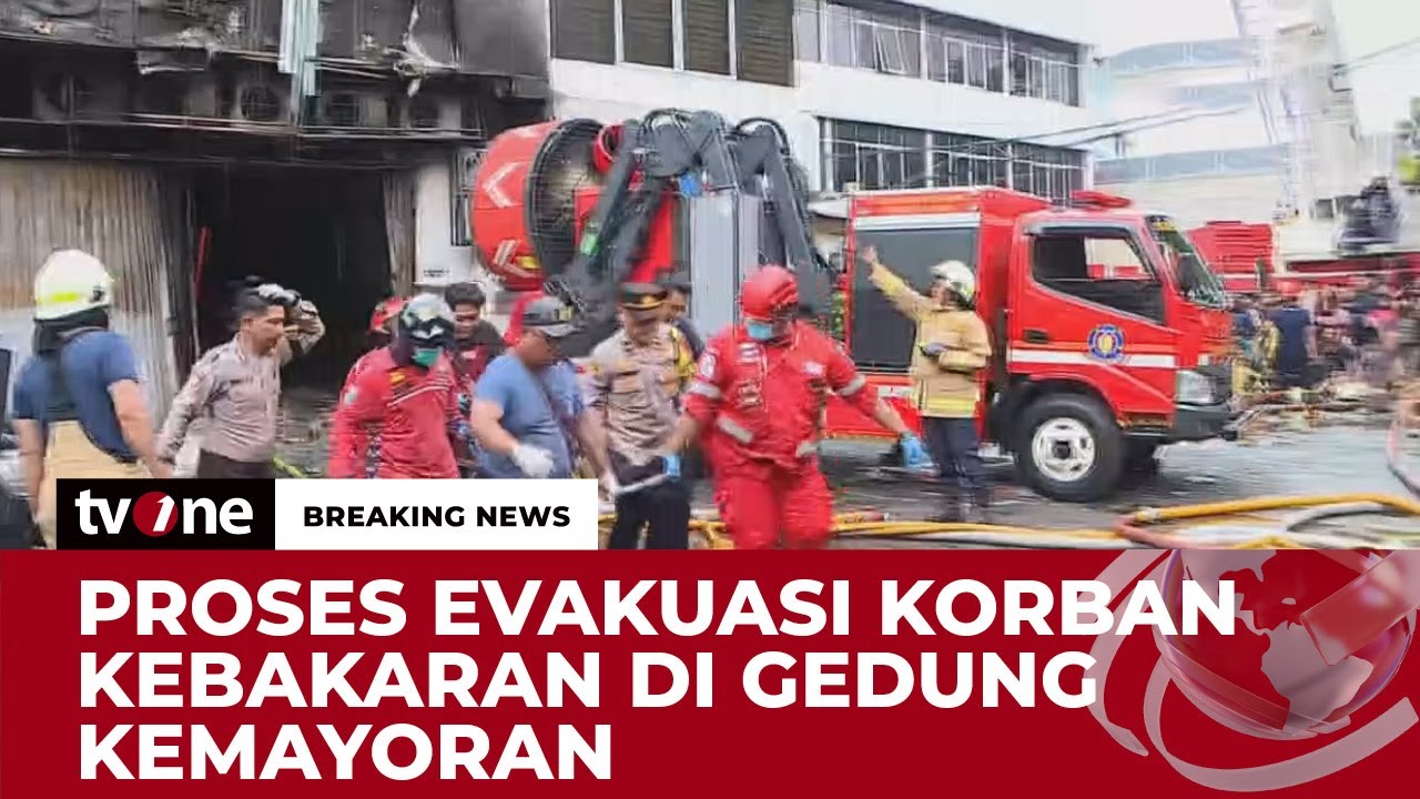Petugas Terus Keluar Masuk Bawa Kantong-kantong Jenazah Korban Kebakaran | tvOne