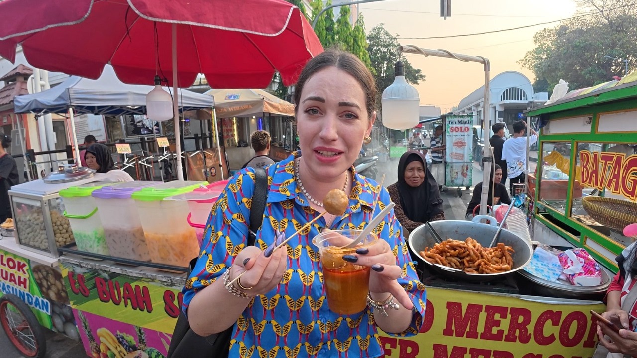 STREET FOOD TOUR in Jakarta, Indonesia 🇮🇩