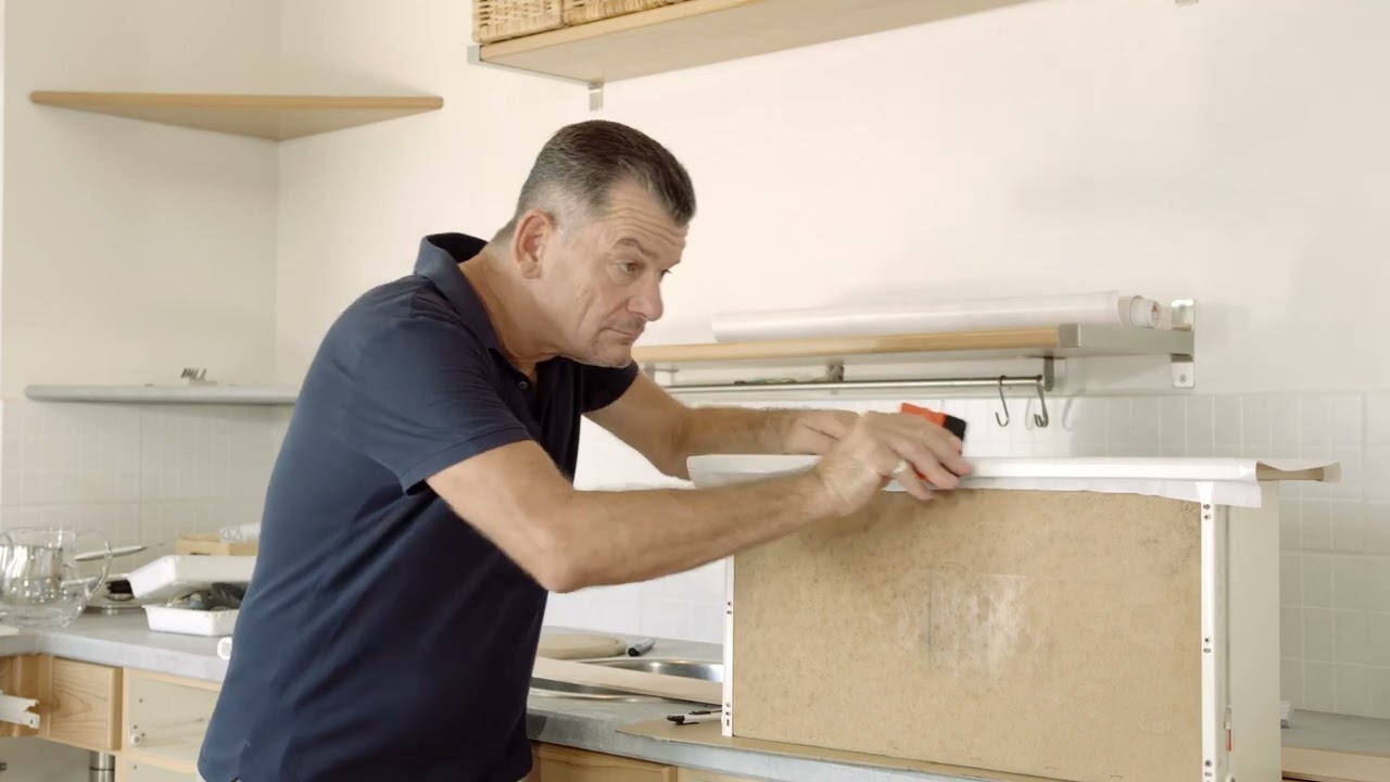 Renovace kuchyně pomoc&iacute; samolepic&iacute; tapety / f&oacute;lie d-c-fix.