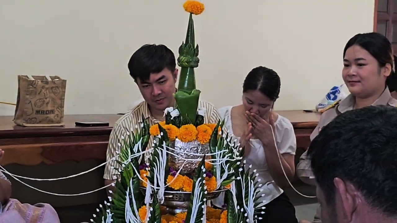 บายศรีสู่ขวัญแสดงความยินดีตาม ประเพณีอีสาน