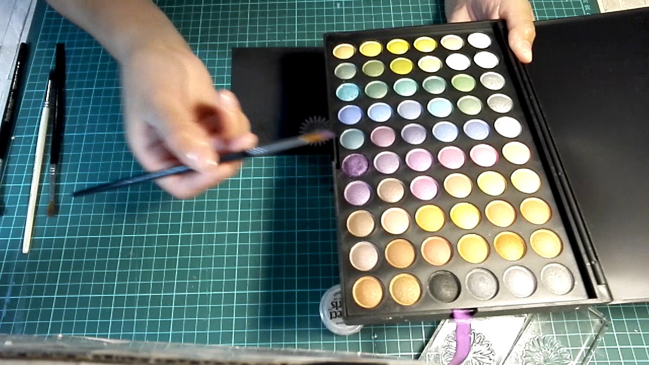Utilizo los perfect pearls y las sobras de ojos,tip al final toallitas.