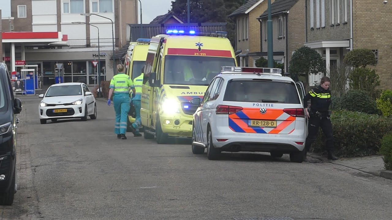 politie & ambulance met spoed terplaatse bij een reanimatie op de Veldstraat in Berghem