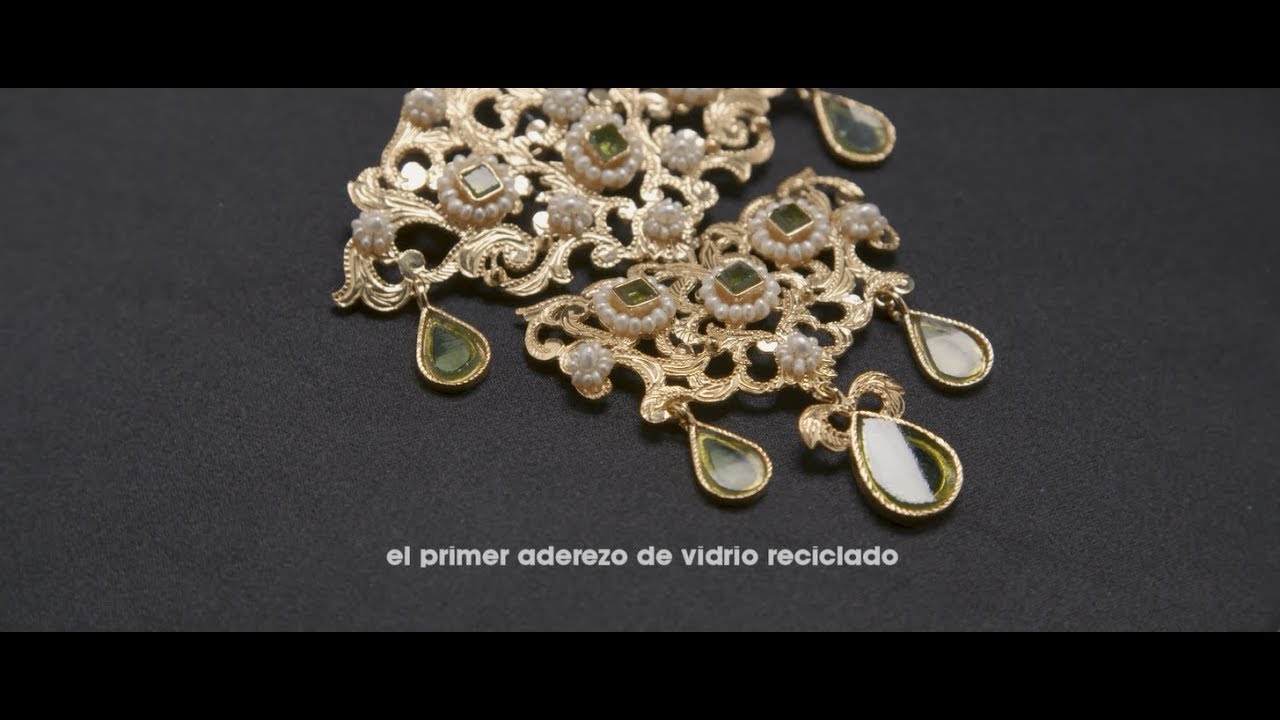 El primer aderezo de fallera hecho de vidrio reciclado | Vidrio Sorribes