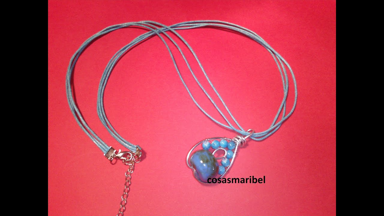 Como hacer un colgante de alambre con bolas color turquesa.