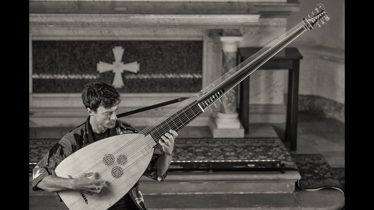 Robert de Visée - Chaconne (I.E. Grafenauer - theorbo)