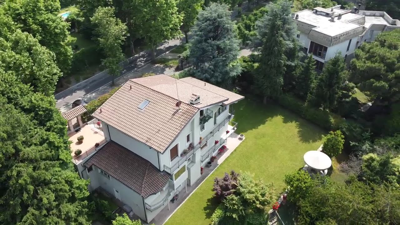 VILLA BIFAMILIARE VICINO AL CASTELLO A RIVOLI