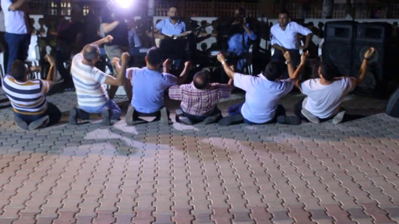 Günlüce Köyü gençleri bir düğünde kaşık oyunları ilgi gördü