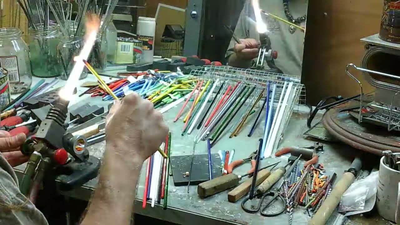 Video2 Pull an easy soft glass stringer and twisty