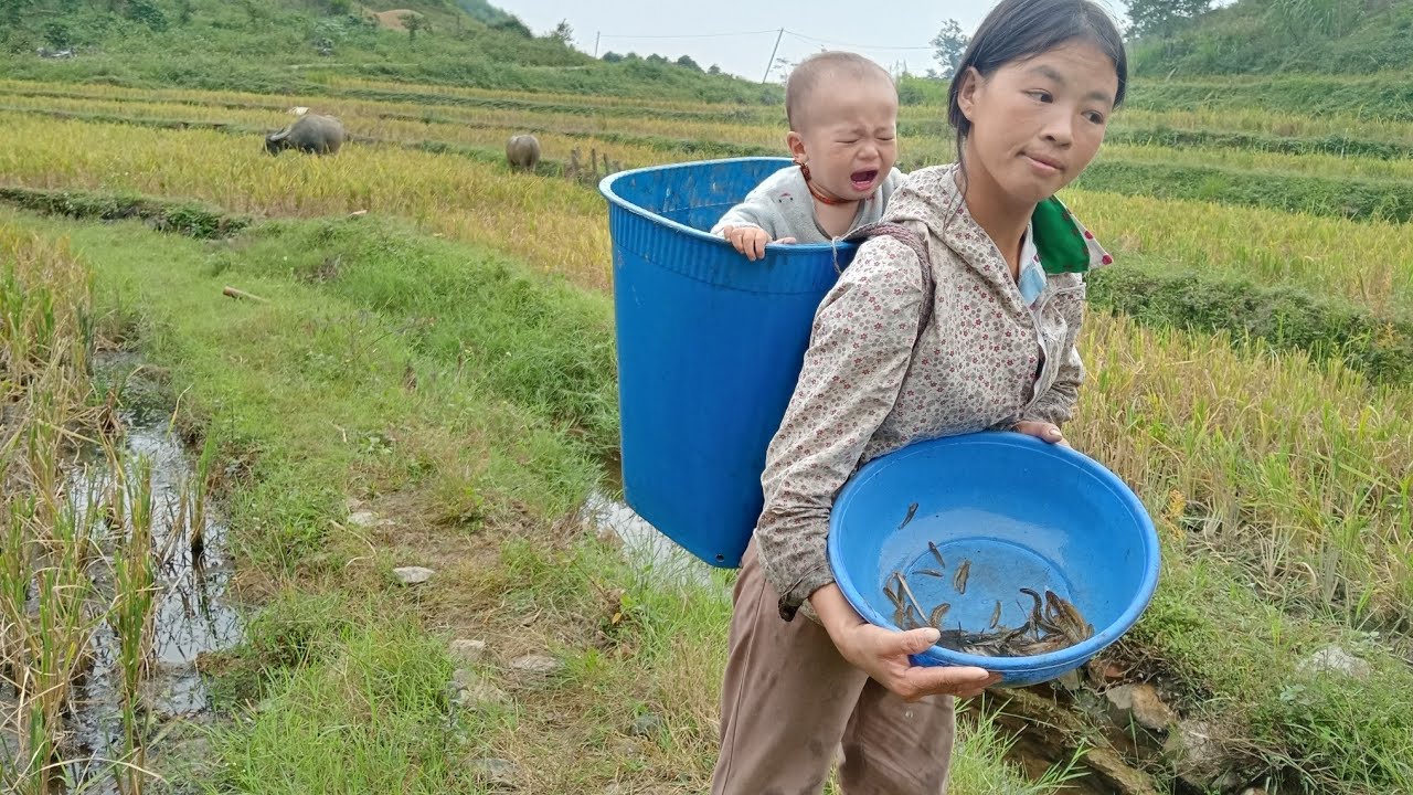 single mother.picking herbs.to poison fish.and lunch of mother and daughter . #Lyxuanca#singlemom