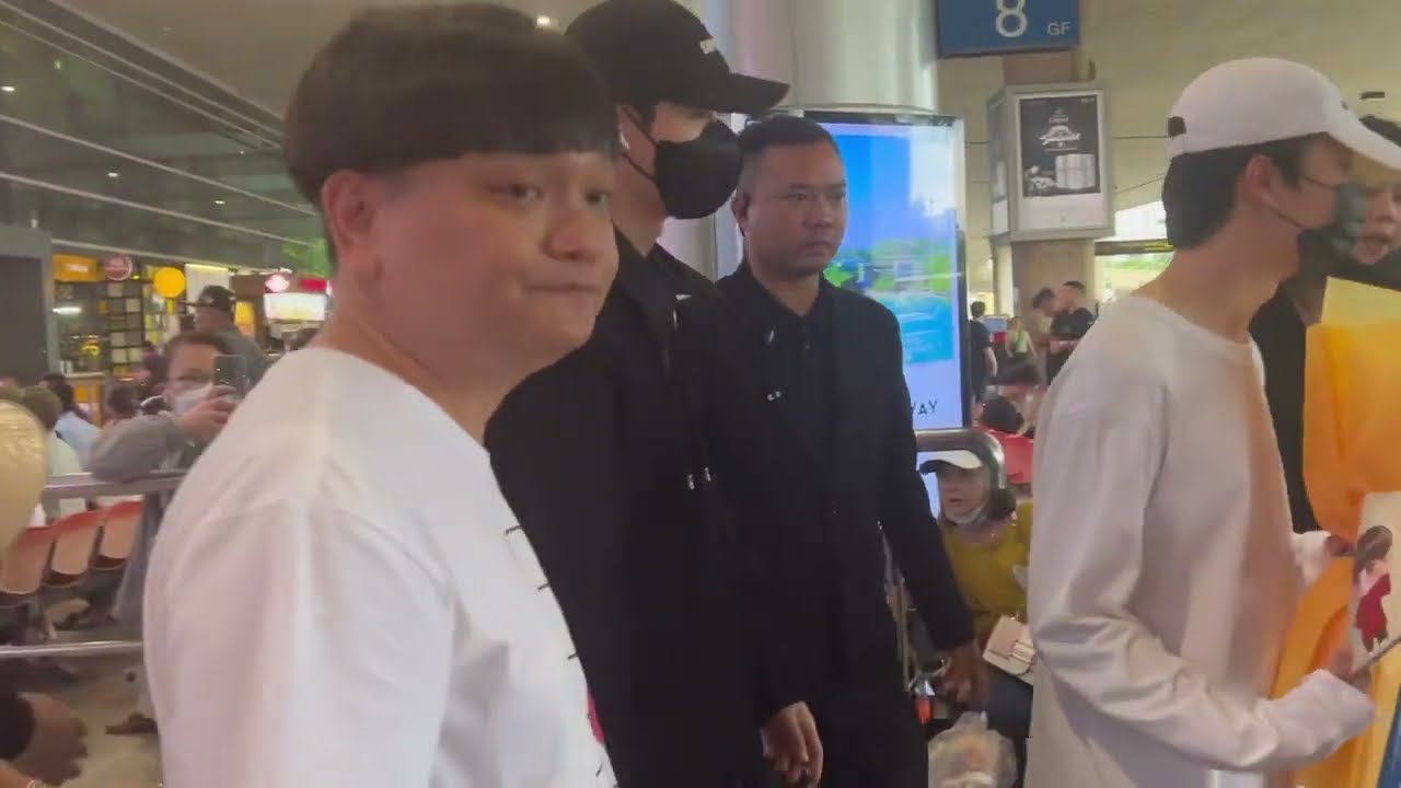 Trịnh Tú Trung đích thân ra sân bay đón Zee NuNew đến Việt Nam làm fan meeting