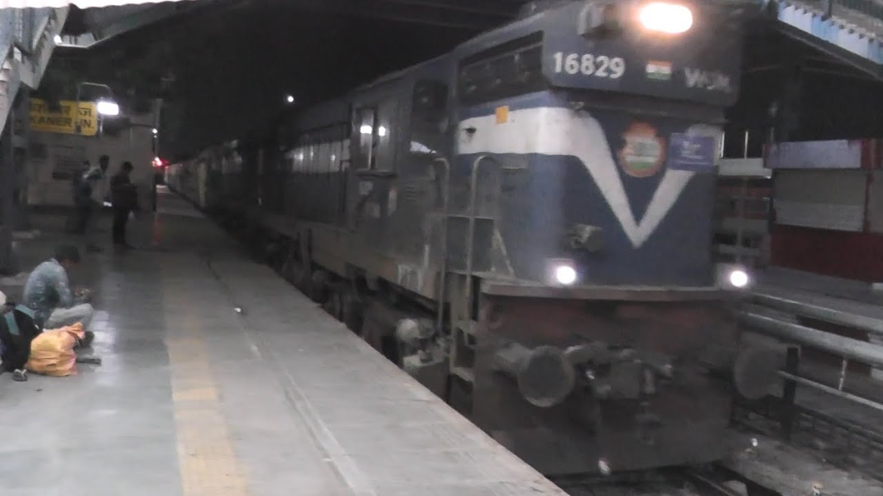 Boarding the Twin-ALCO hauled 19224 Jammu Tawi - Ahmedabad Exp. at Bikaner (October 8, 2022)